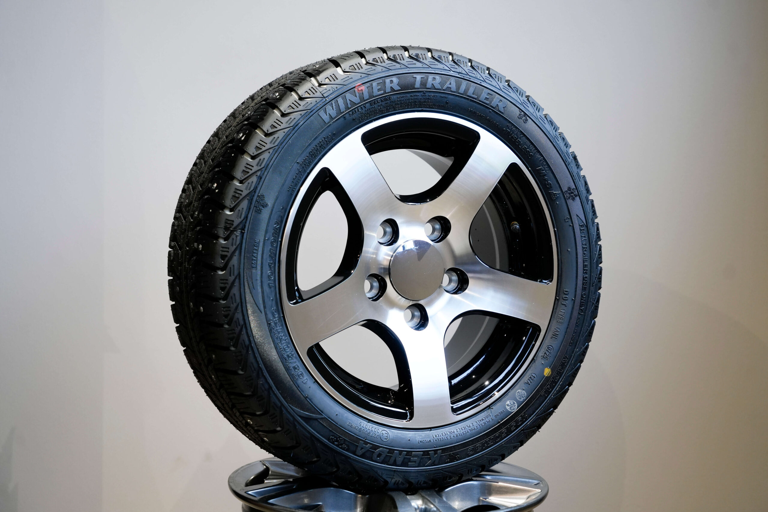 Nastarengas 195/50 R13C m+s (musta/kiiltävä) (alu)