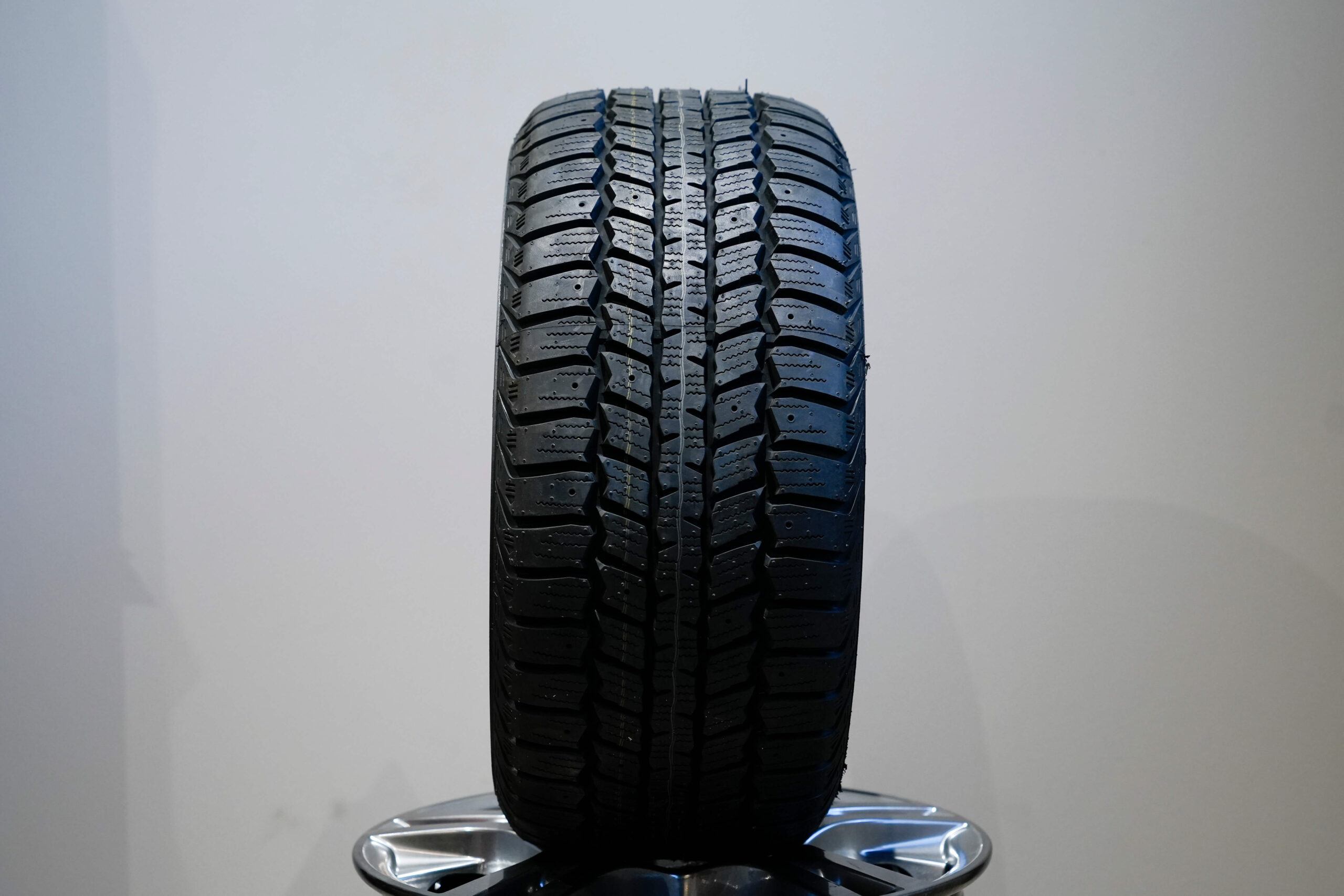 Kitkarengas 195/55 R10C m+s (mattamusta) (alu) - Image 2