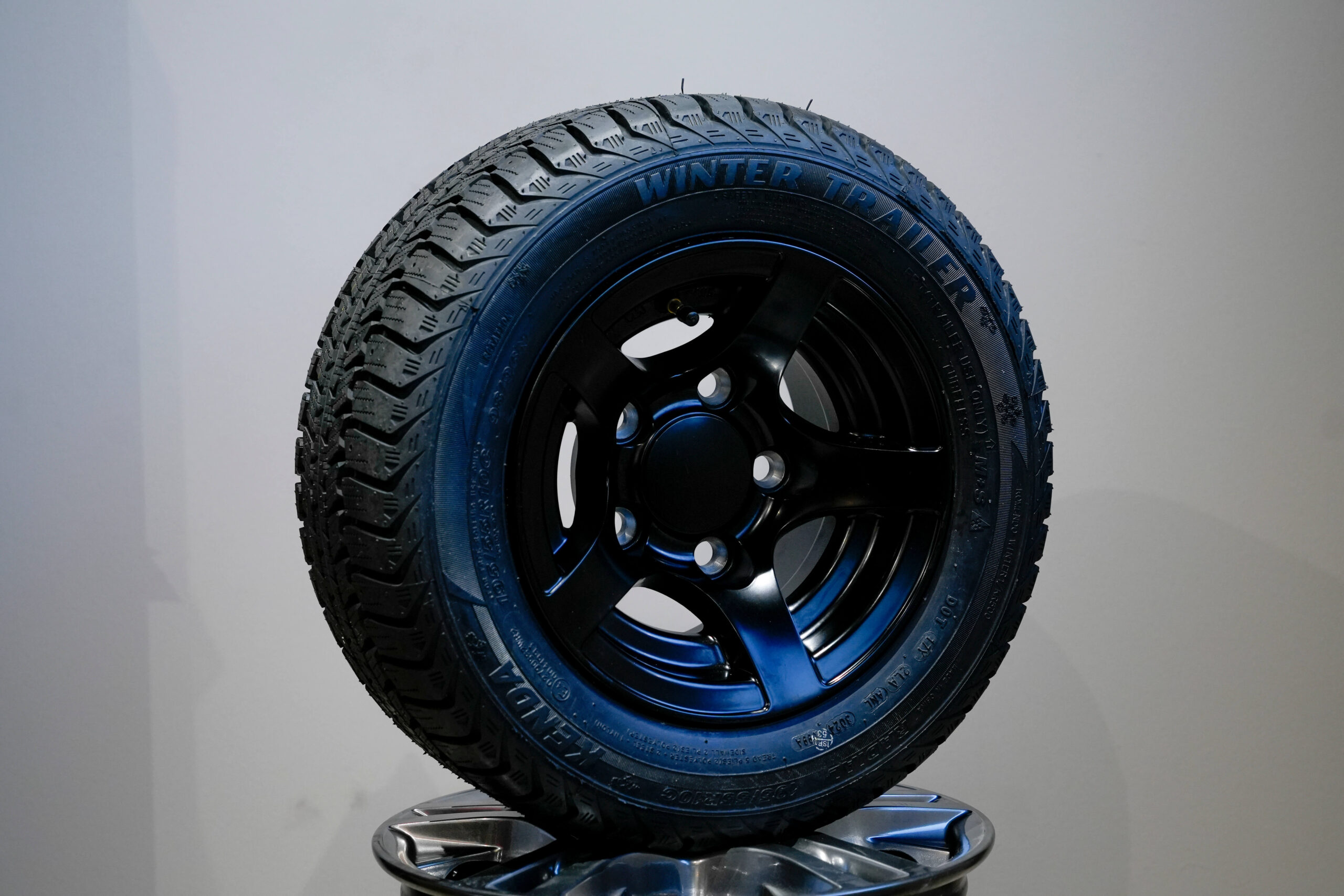 Kitkarengas 195/55 R10C m+s (mattamusta) (alu)