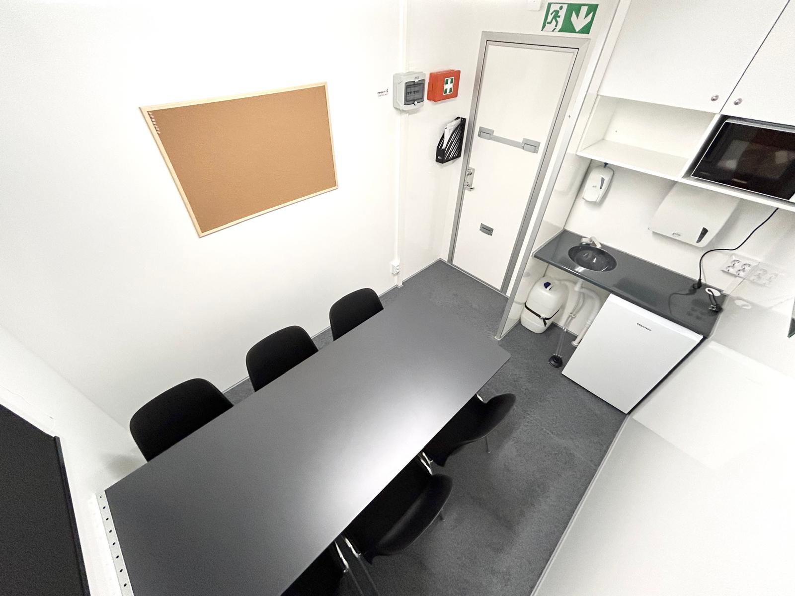 ALRO 6 hlö taukovaunu (3m) (keittiönurkkaus jalkapumpullisella lasikuitualtaalla) - Image 13